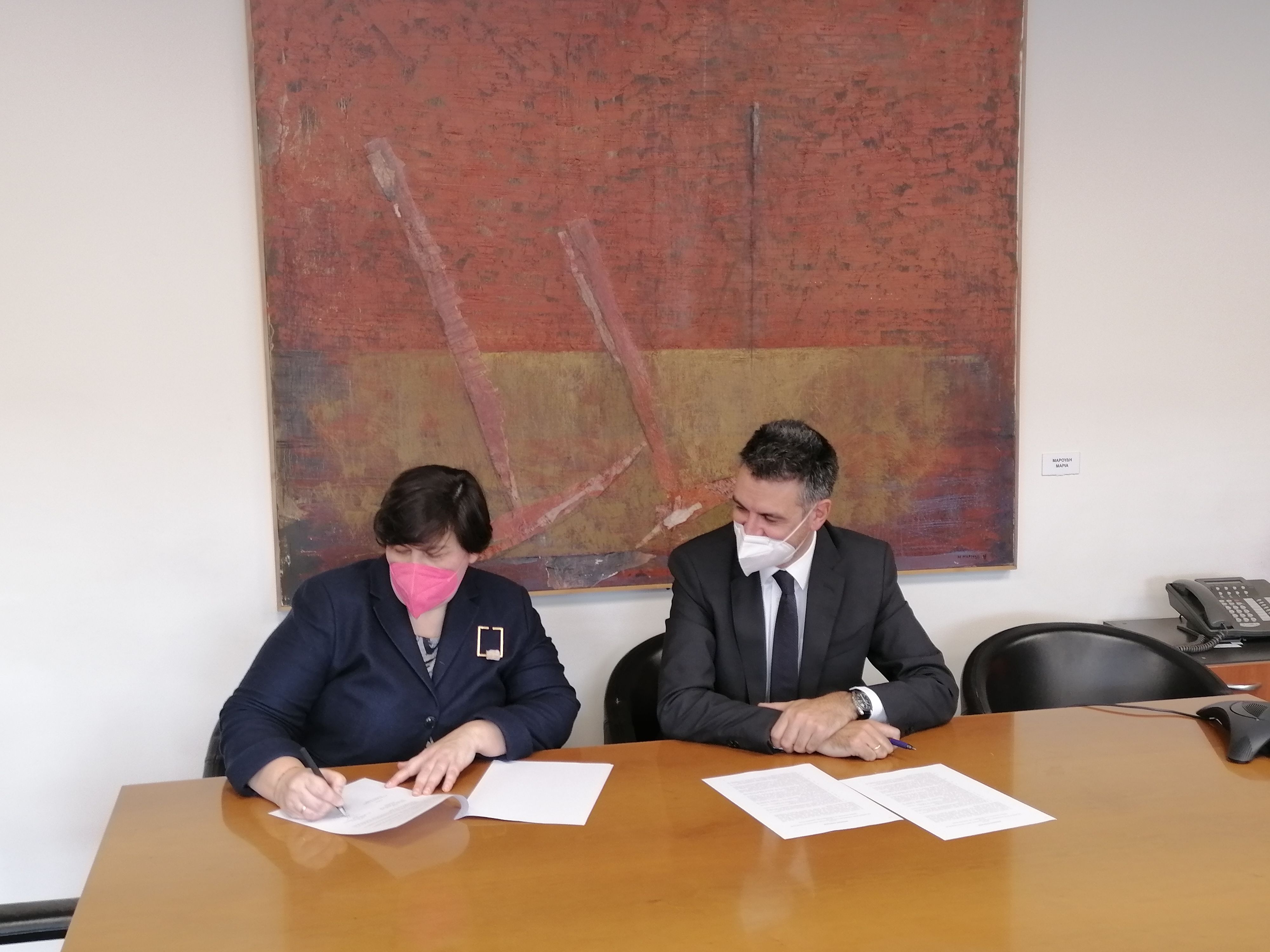 Η Μ.Γαβουνέλη (ΕΕΔΑ) και ο Δ.Σκάλκος (ΓΓ του Υπουργείου Ανάπτυξης) υπογράφουν μνημόνιο συνεργασίας