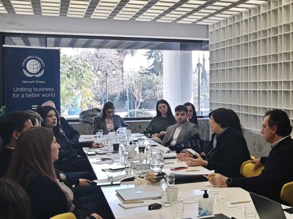 Στιγμιότυπο από τη συνάντηση (οι συμμετέχοντες γύρω απο μακρύ ορθογώνιο τραπέζι)