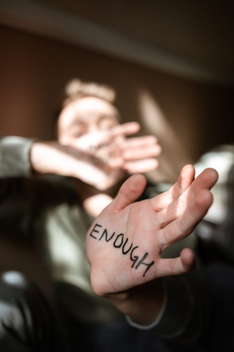 Εικόνα θύματος σεξουαλικής επίθεσης (στο χέρι γράφει "enough")