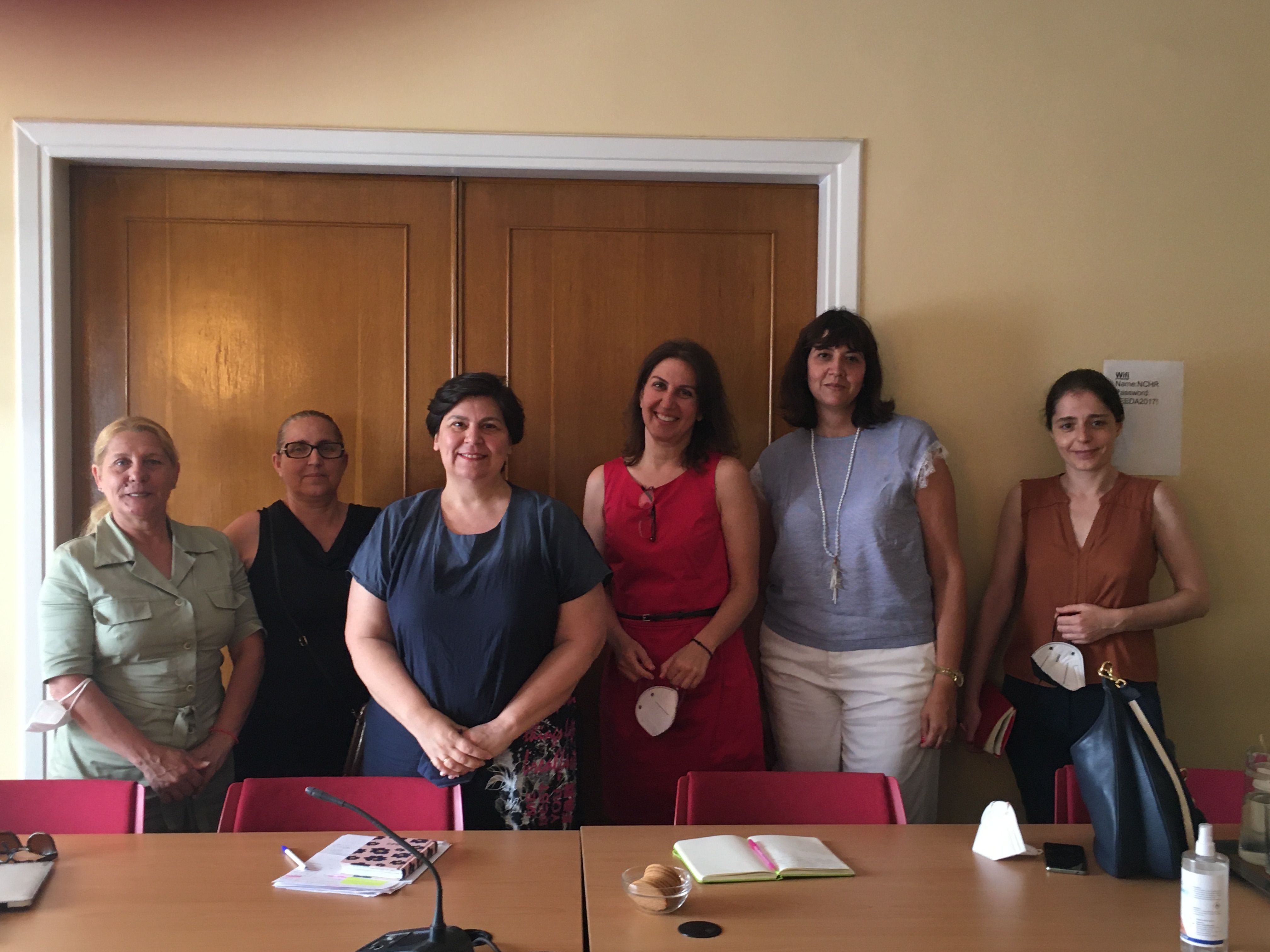 Φωτογραφία συνάντησης στα γραφεία της ΕΕΔΑ (από την ΕΕΔΑ οι κυρίες Γαβουνέλη, Τζαβαλά και Χαροκόπου και από το Σύλλογο Γυναικών Ρομά Δενδροποτάμου οι κυρίες Γ και Α.Μάγγα)