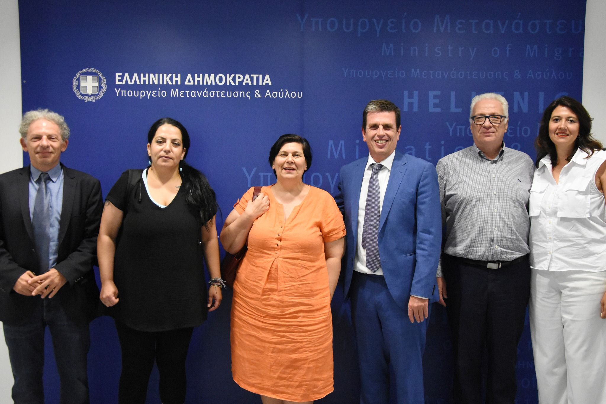 Ομαδική φωτογραφία του Υπουργού με το Προεδρείο της ΕΕΔΑ και τους συμμετέχοντες στη συνάντηση