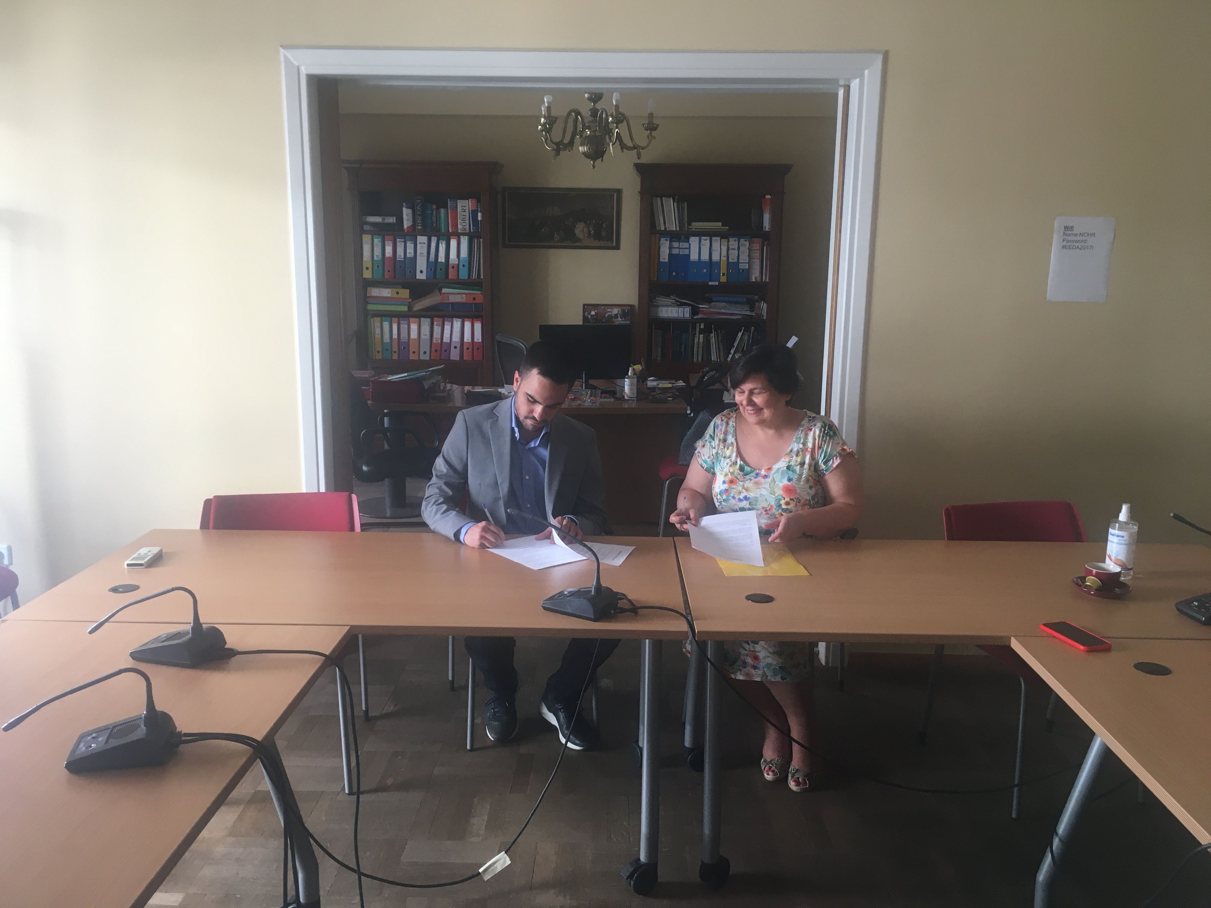 Η Πρόεδρος της ΕΕΔΑ Μ.Γαβουνέλη και ο Πρόεδρος της ELSA Greece Γ.Κίτης υπογράφουν το μνημόνιο συνεργασίας στα γραφεία της ΕΕΔΑ