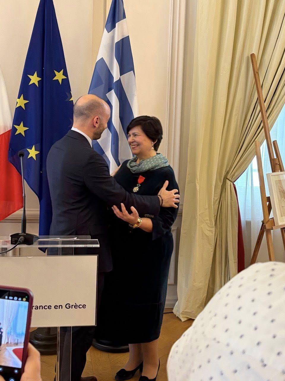 Στιγμιότυπο από τη βράβευση της Προέδρου της ΕΕΔΑ από τη Γαλλική Δημοκρατία