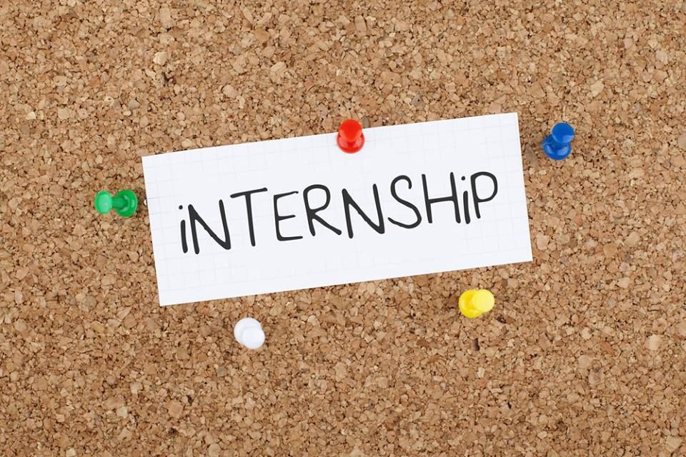 Αφίσα που γράφει "internship"